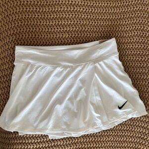 Women’s Nike Tennis Activewear Skirt - Size Small - New with tags ⭐️